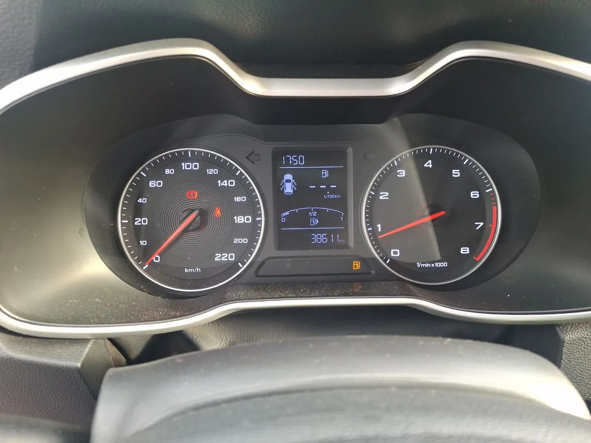MG Mg Zs 1.5 Std Mt 5p año 2023
