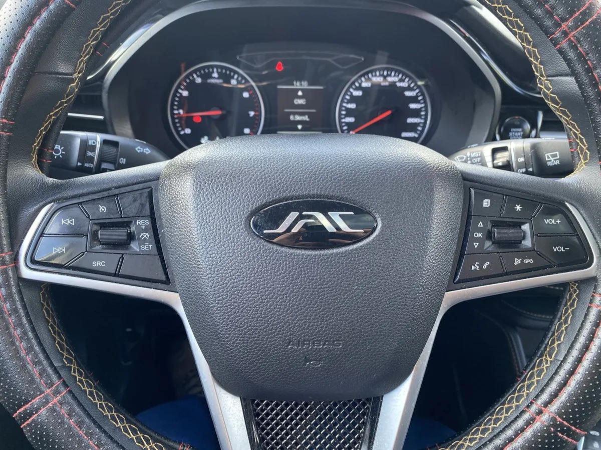 JAC Js4 1.5 Luxury 4x2 Mt 5p año 2025