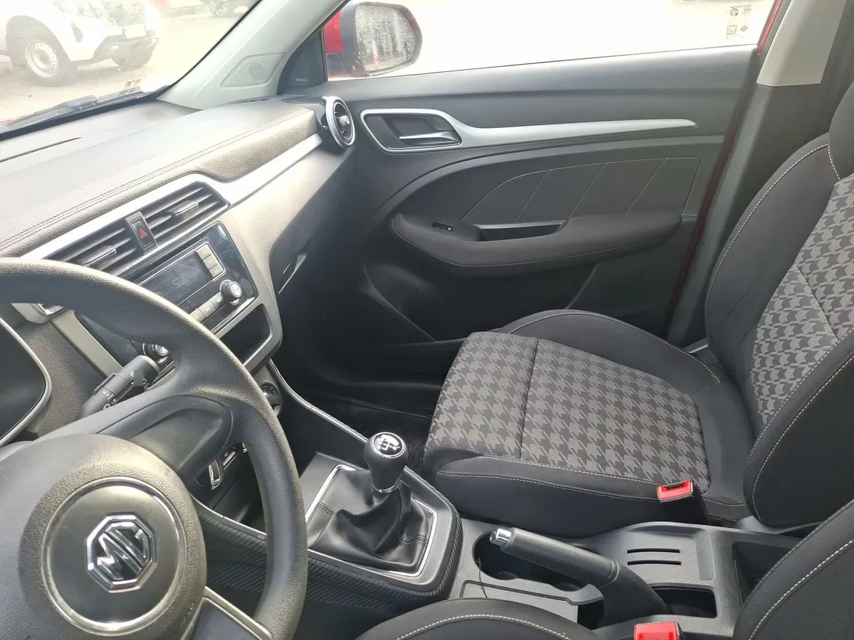 MG Mg Zs 1.5 Std Mt 5p año 2023