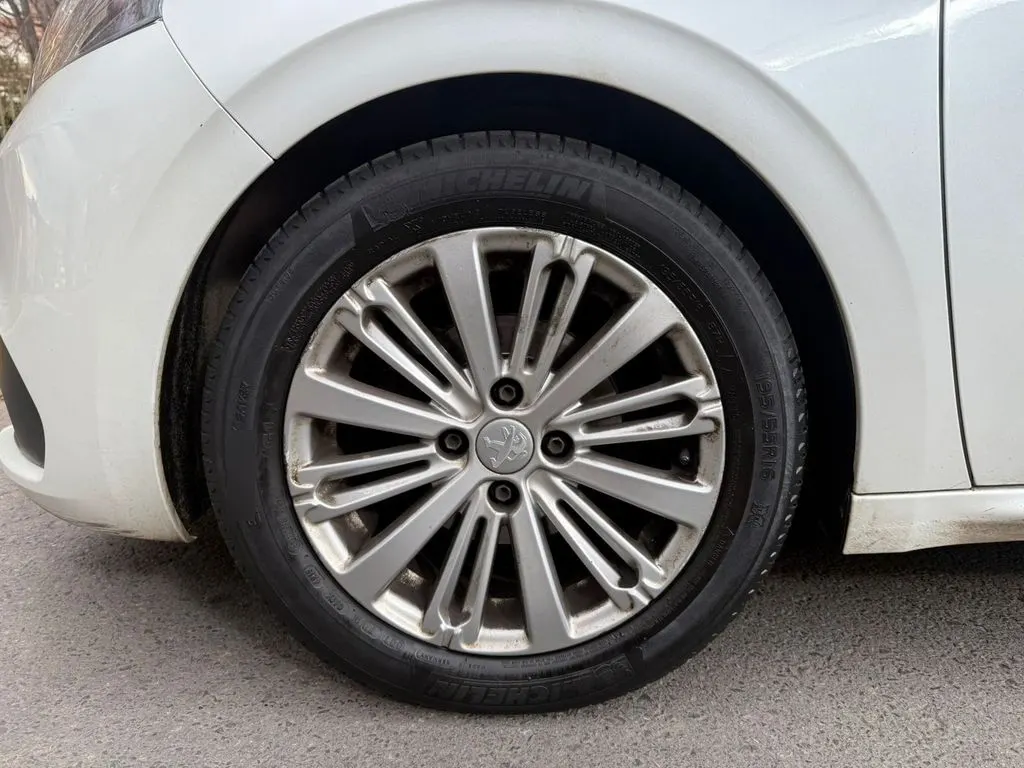 Peugeot 208 Signature Bluehdi 1.5 año 2020