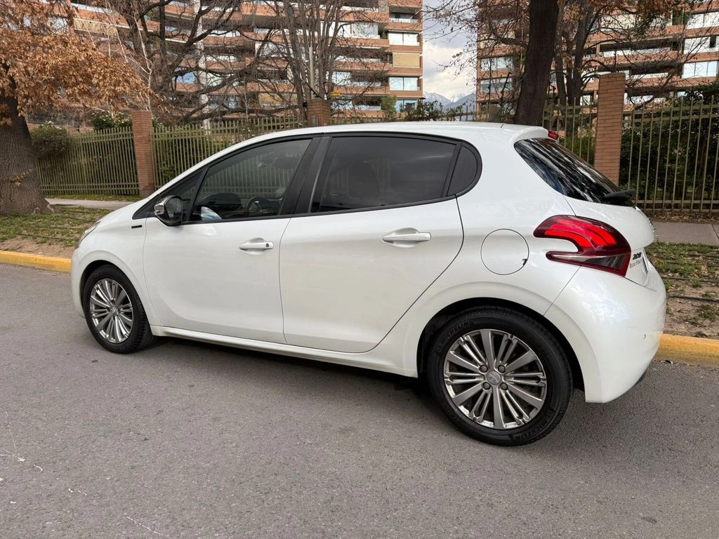 Peugeot 208 Signature Bluehdi 1.5 año 2020