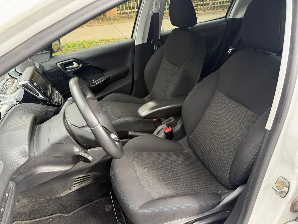 Peugeot 208 Signature Bluehdi 1.5 año 2020