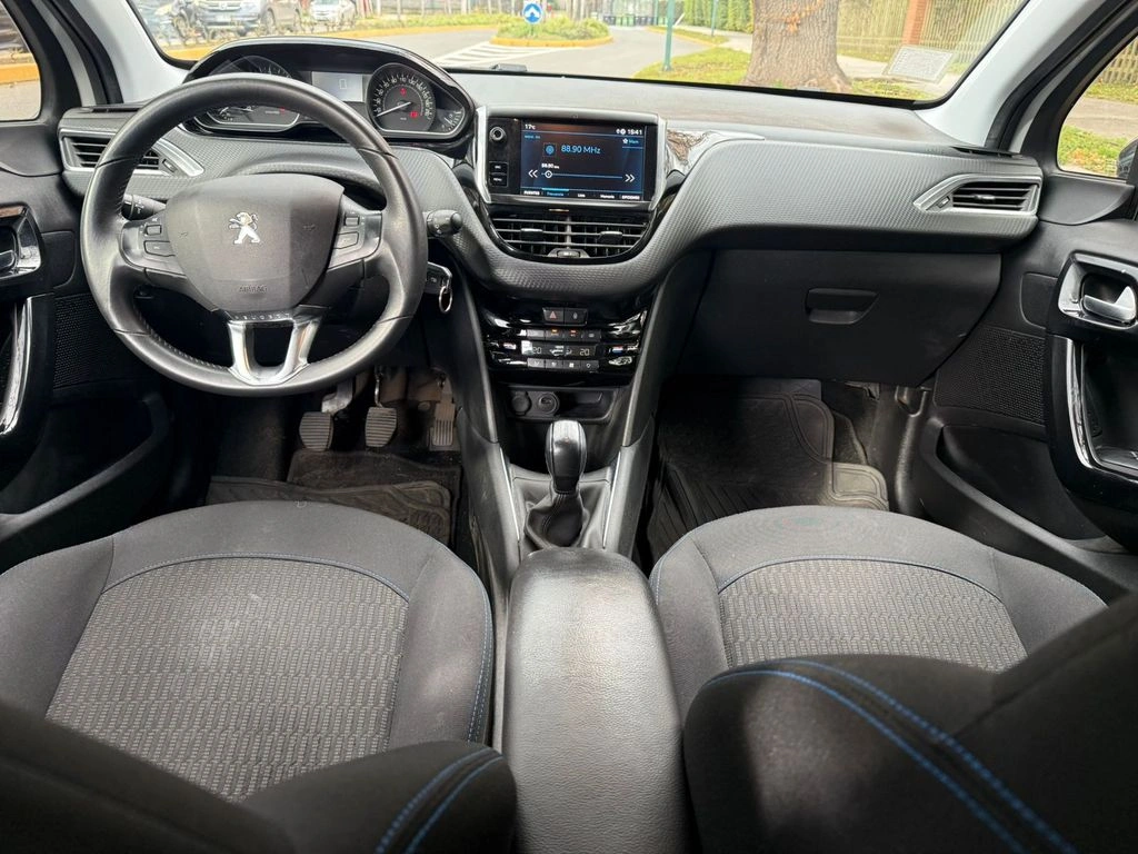 Peugeot 208 Signature Bluehdi 1.5 año 2020