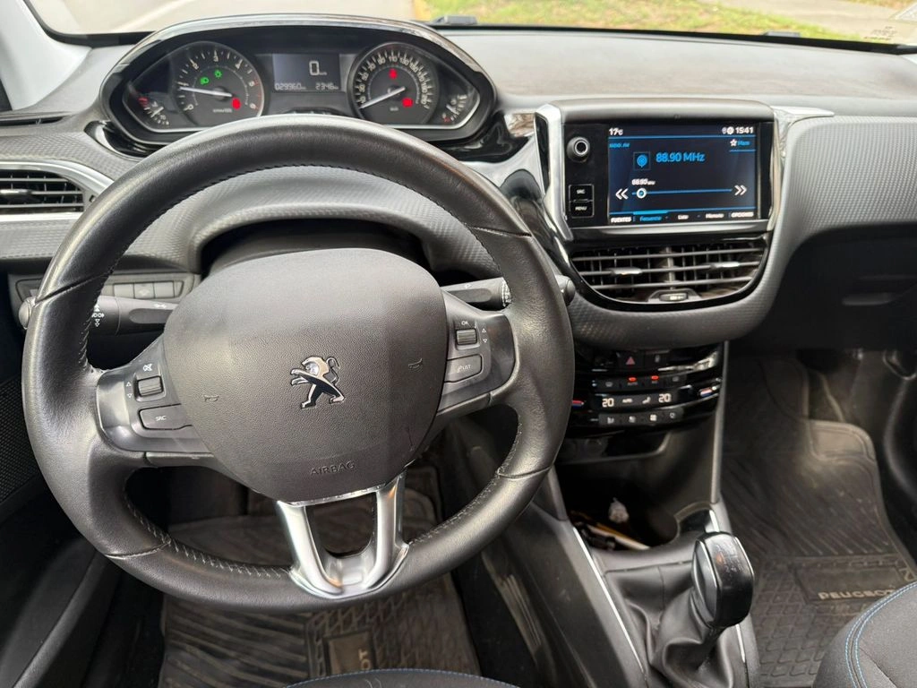 Peugeot 208 Signature Bluehdi 1.5 año 2020
