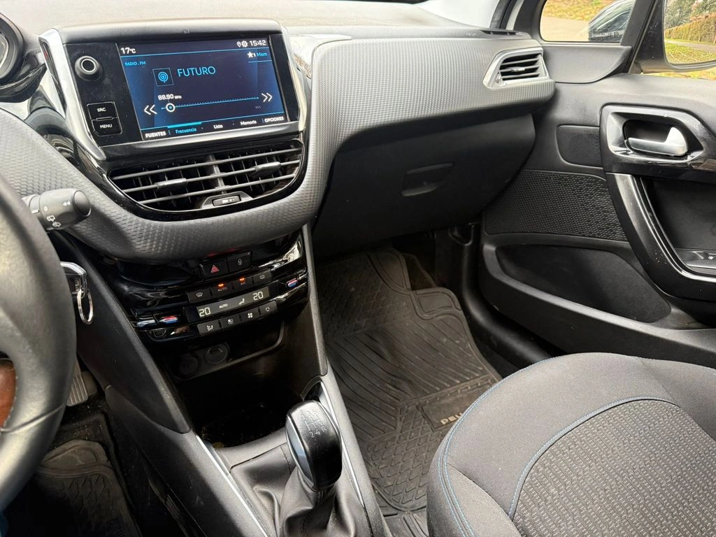 Peugeot 208 Signature Bluehdi 1.5 año 2020