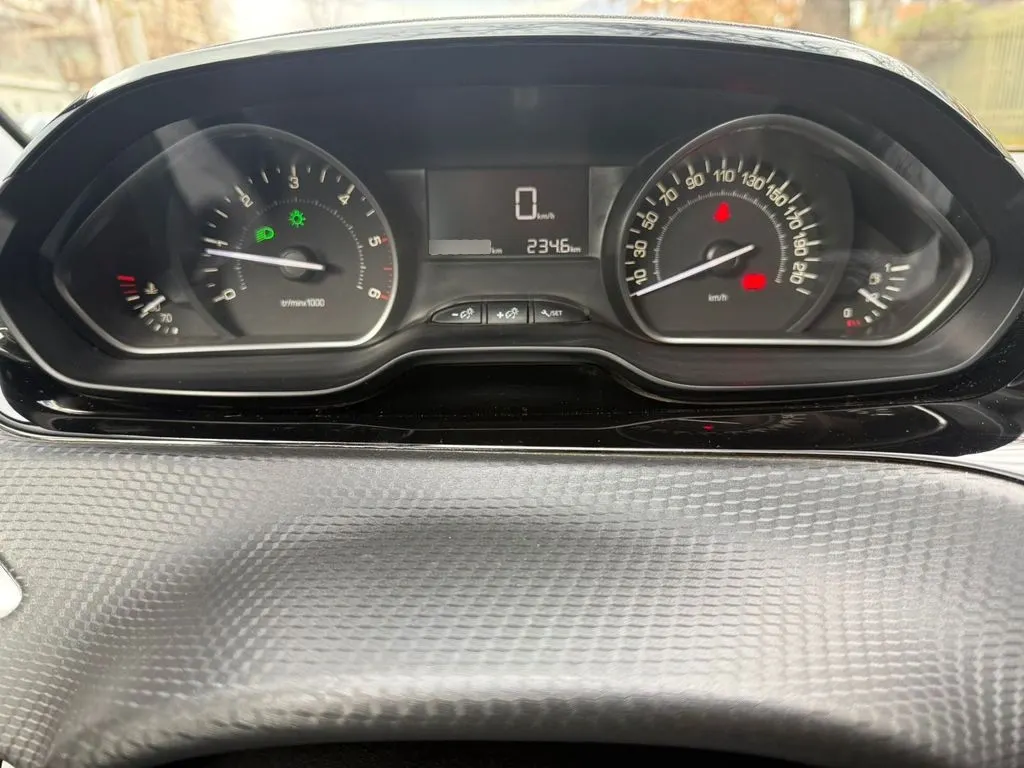 Peugeot 208 Signature Bluehdi 1.5 año 2020
