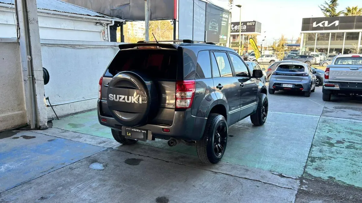 Suzuki Grand Nomade Glx Ltd 2.4 Aut año 2017