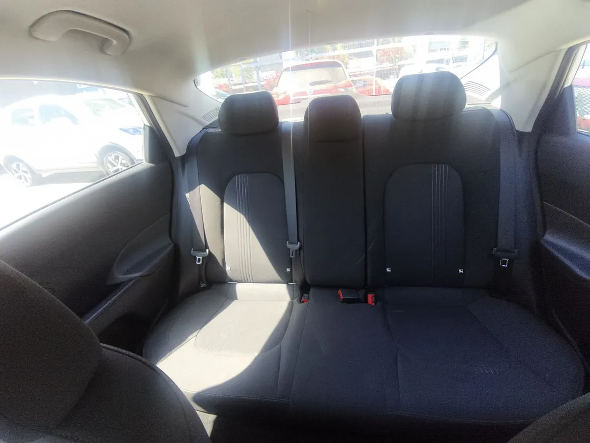 Hyundai Accent 1.5 Plus 4x2 At 4p año 2025