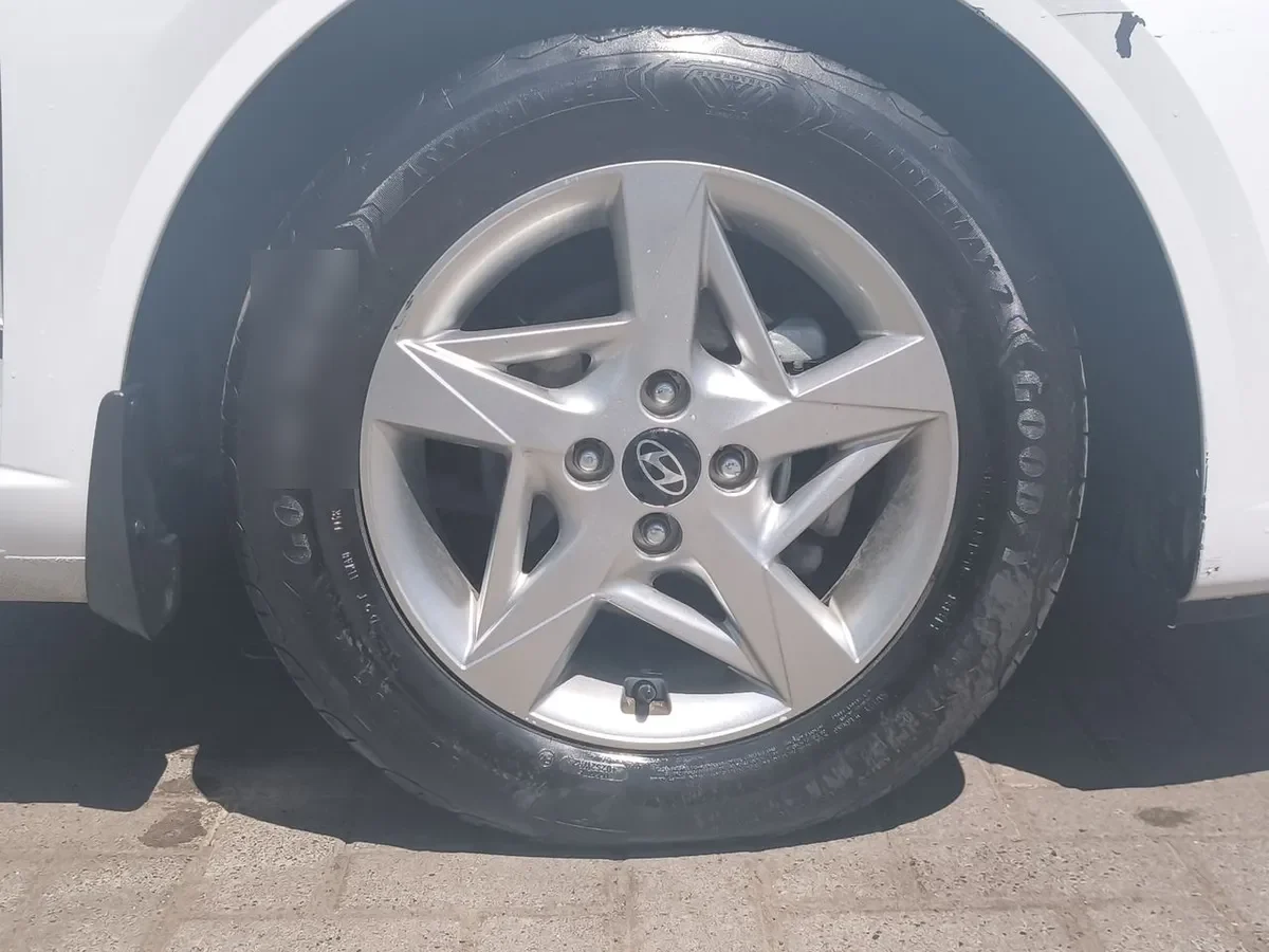 Hyundai Accent 1.5 Plus 4x2 At 4p año 2025