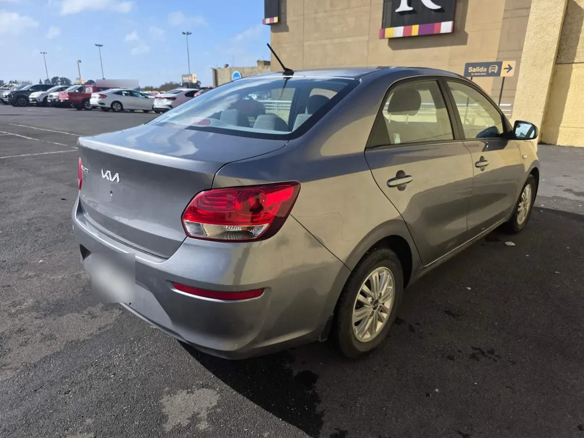 Kia Soluto 1.4 Lx 4x2 E6 Mt 4p año 2025