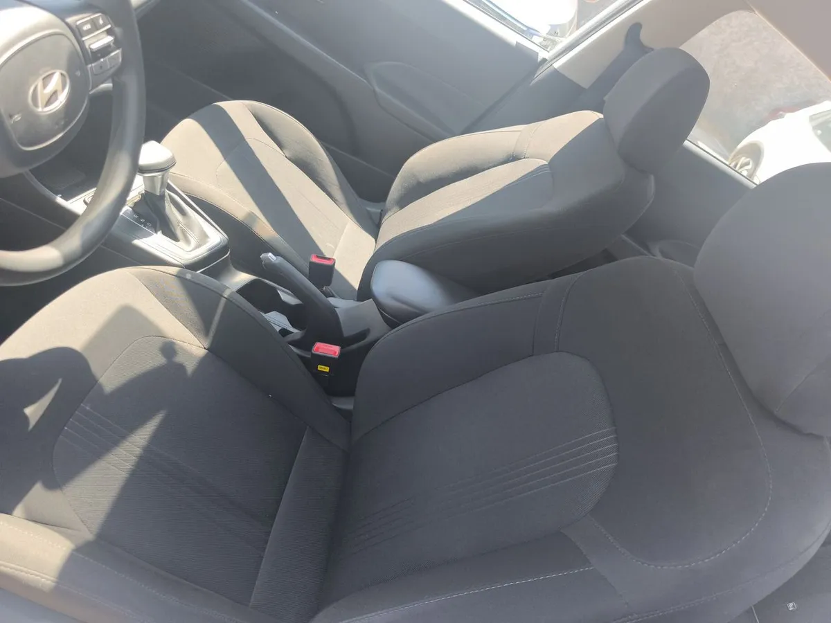 Hyundai Accent 1.5 Plus 4x2 At 4p año 2025