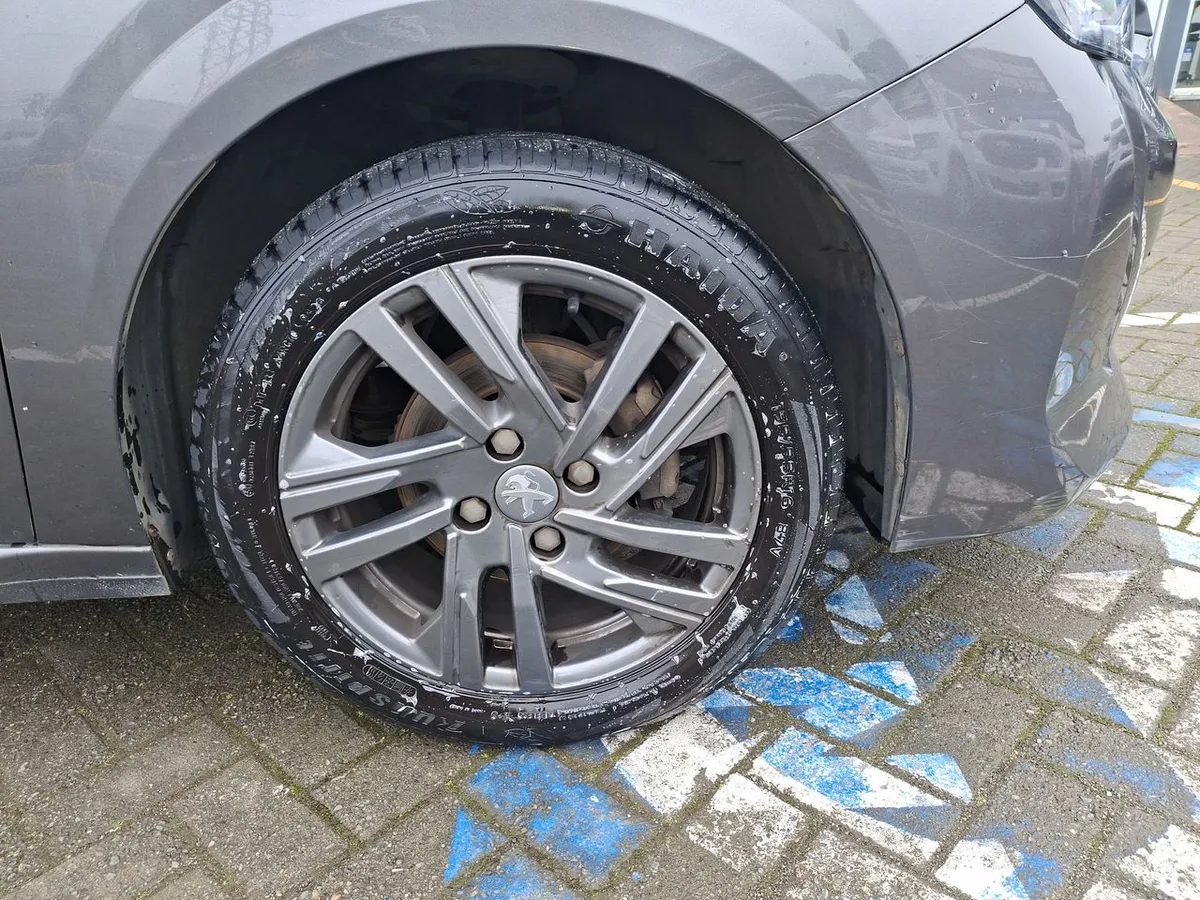 Peugeot 208 1.2 Active Pack Puretech 4x2 75 Mt 5p año 2021