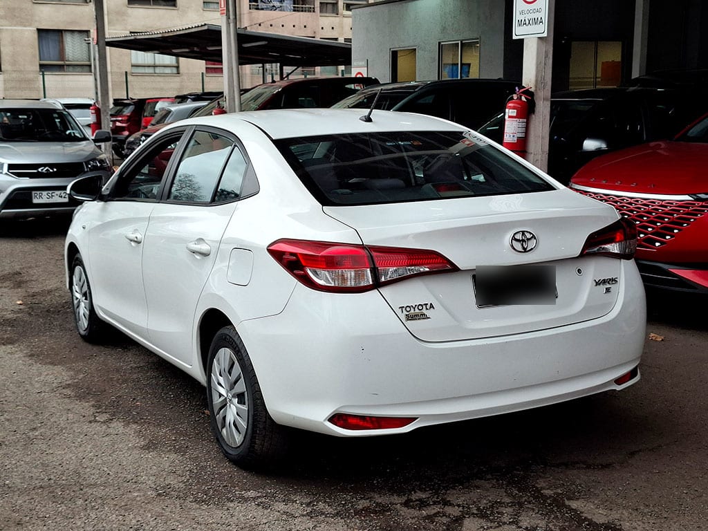 Toyota Yaris Sedan 1.5 Xli C año 2022