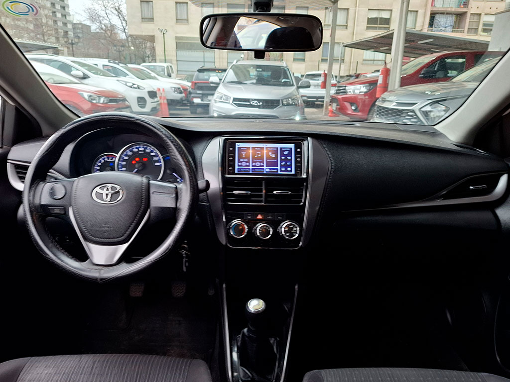 Toyota Yaris Sedan 1.5 Xli C año 2022