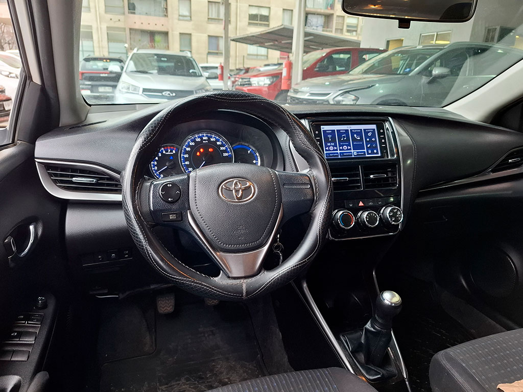 Toyota Yaris Sedan 1.5 Xli C año 2022