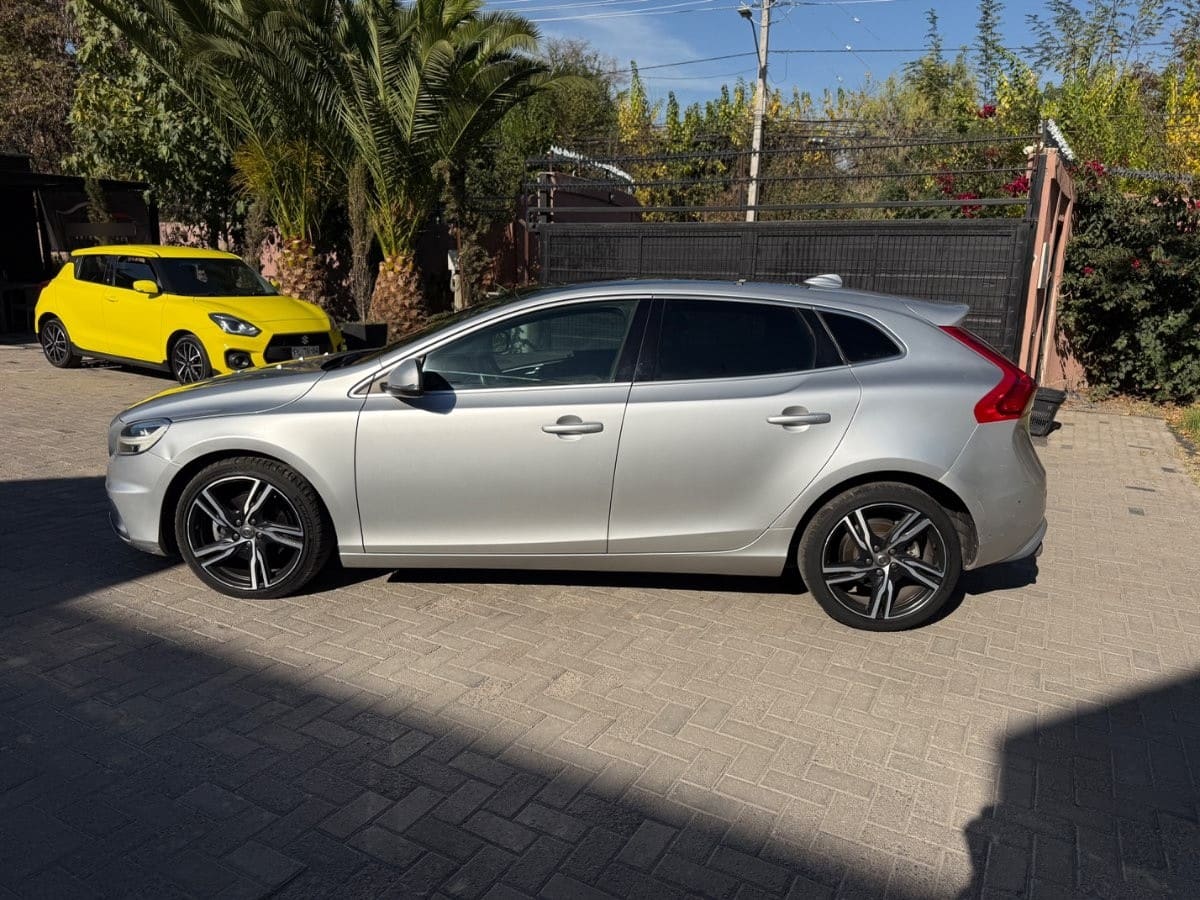 VOLVO V40 1.6 T4 R-Design Mt año 2018