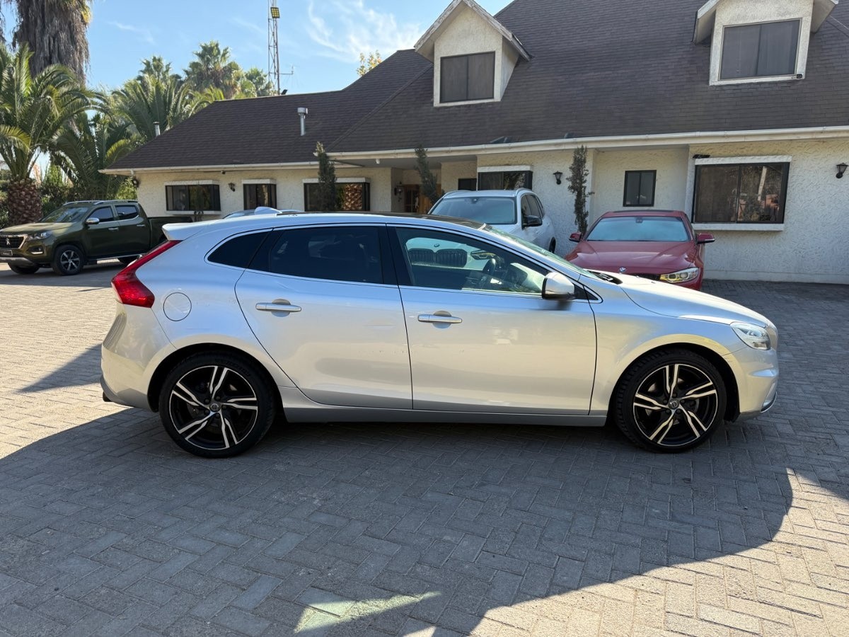 VOLVO V40 1.6 T4 R-Design Mt año 2018