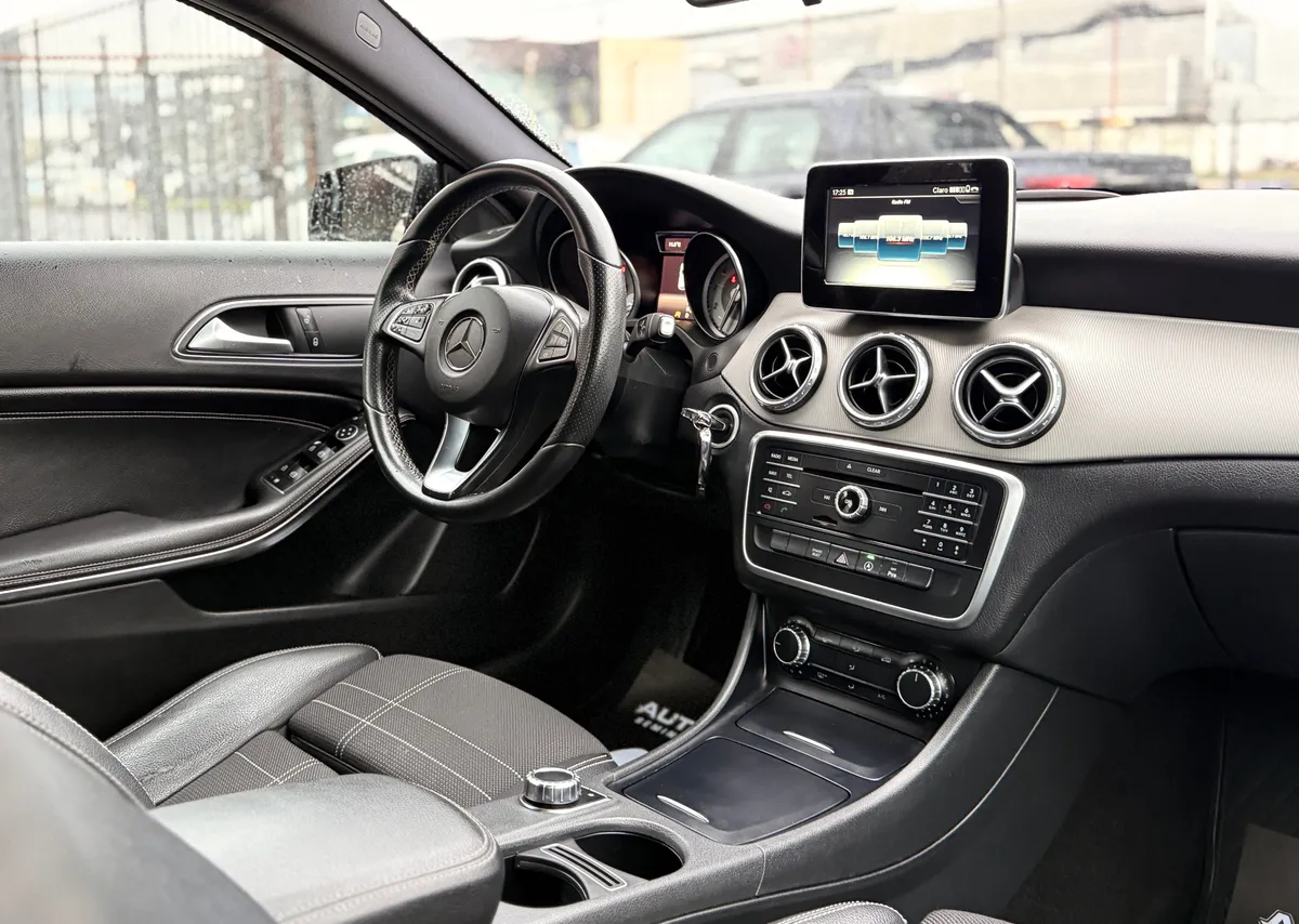 MERCEDES BENZ GLA200 1.6 At año 2017