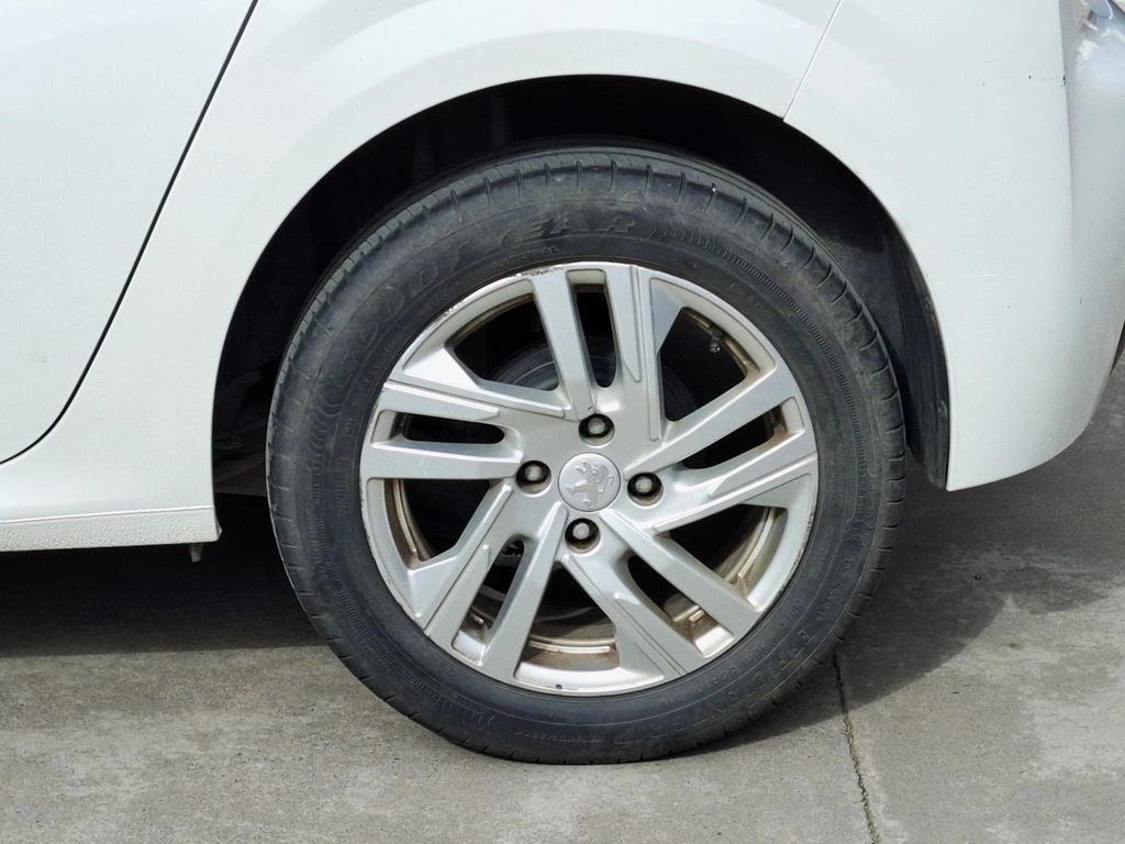 Peugeot 208 1.2 Style Puretech 75 4x2 Mt 5p año 2023