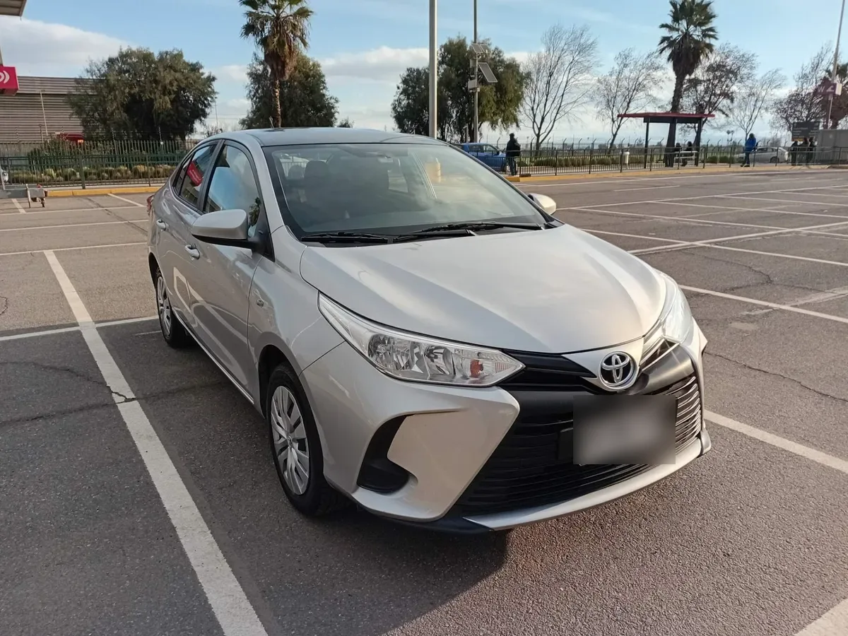 Toyota Yaris 1.5 Gli 4x2 Sdn Mt 4p año 2021