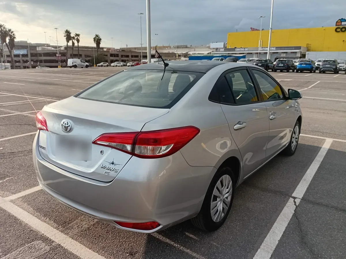 Toyota Yaris 1.5 Gli 4x2 Sdn Mt 4p año 2021