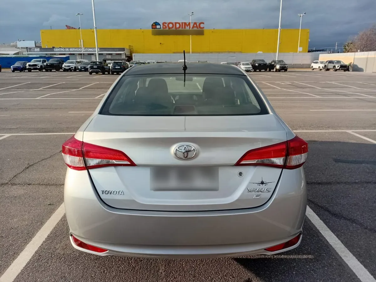 Toyota Yaris 1.5 Gli 4x2 Sdn Mt 4p año 2021