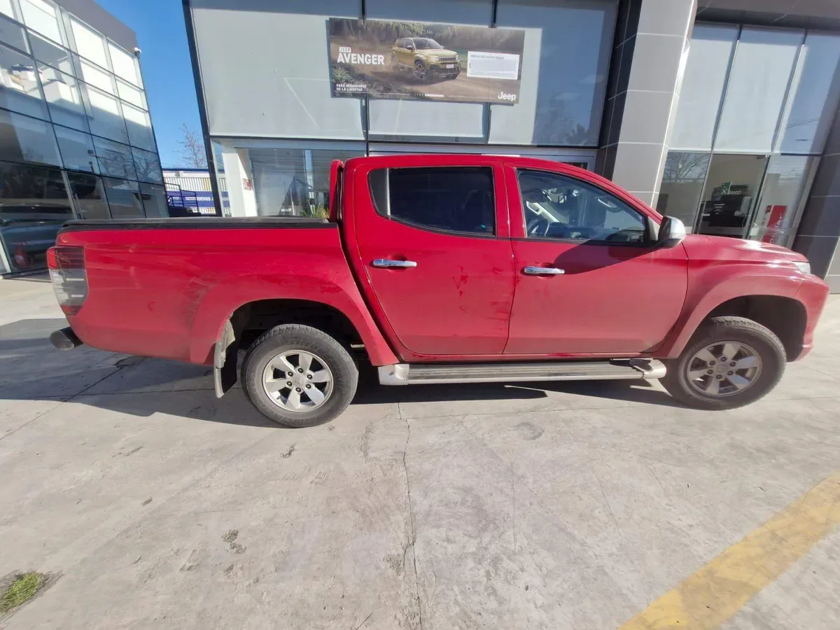 Mitsubishi L200 2.4 Katana Cr Diesel Dob. Cab. 4x2 Mt 4p año 2023