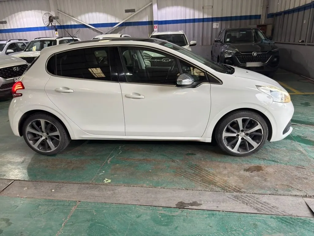 Peugeot 208 1.2 Allure Pack 4x2 110hp At6 5p año 2018
