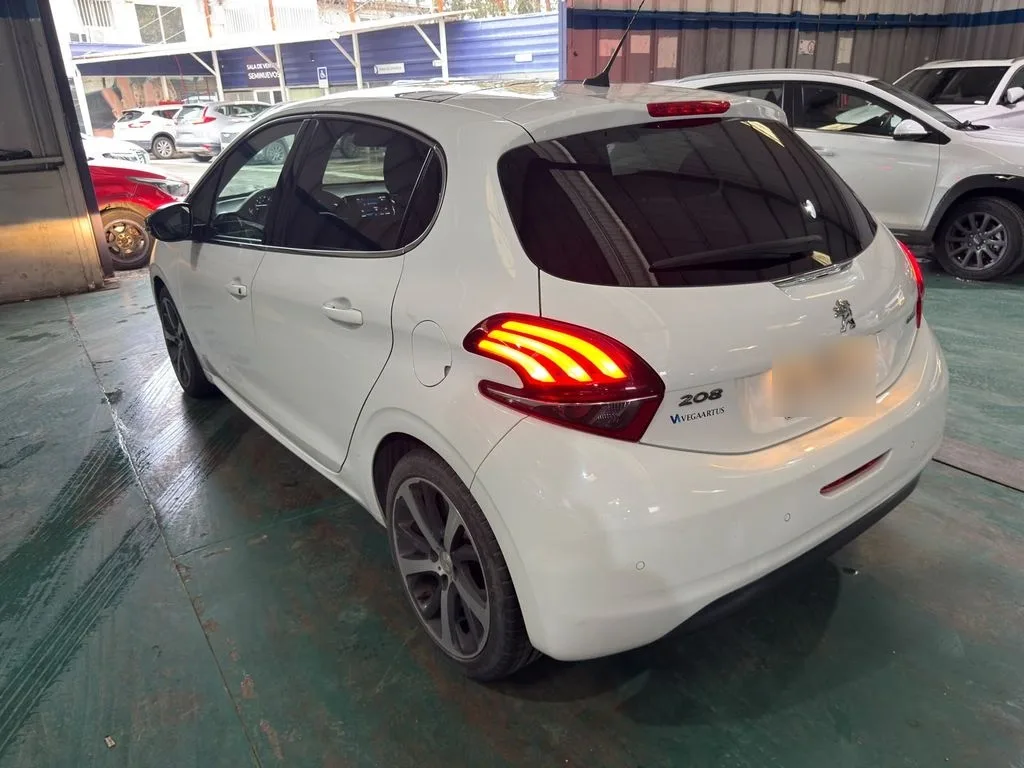 Peugeot 208 1.2 Allure Pack 4x2 110hp At6 5p año 2018