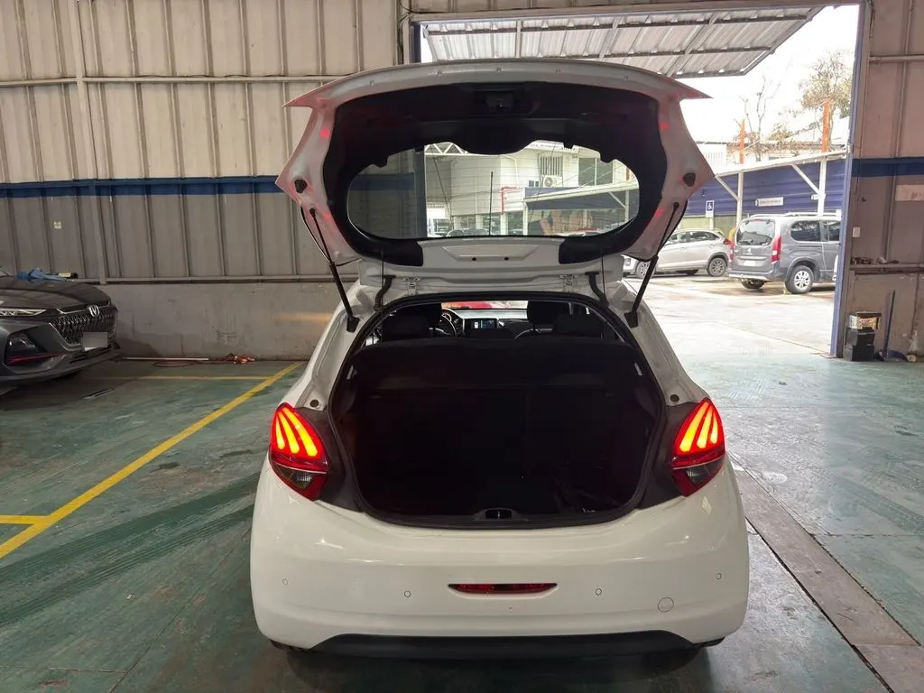 Peugeot 208 1.2 Allure Pack 4x2 110hp At6 5p año 2018