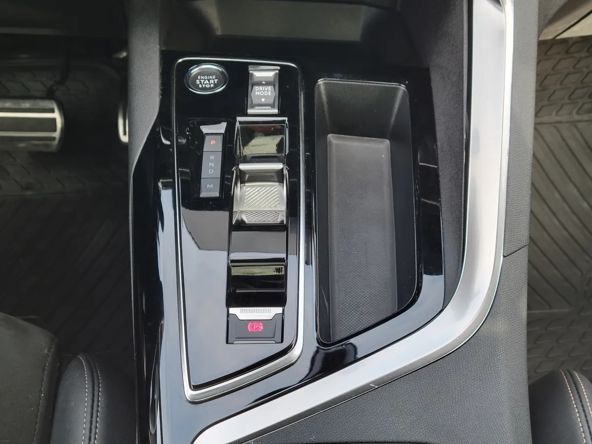 PEUGEOT 3008 1.6 Gt Black Pack Puretech Eat8 At año 2025