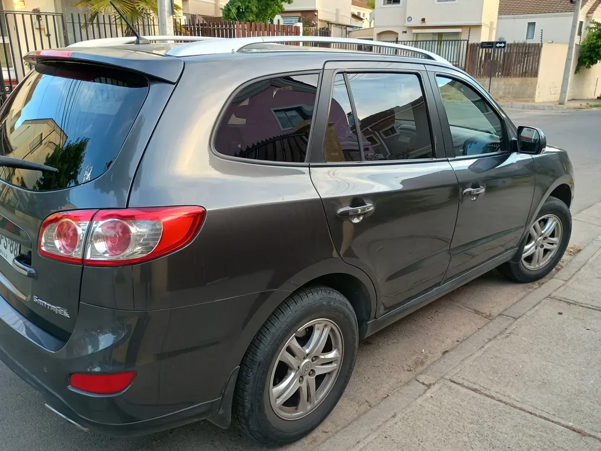 HYUNDAI SANTA FE 2.4 Gl 2wd Mt año 2010