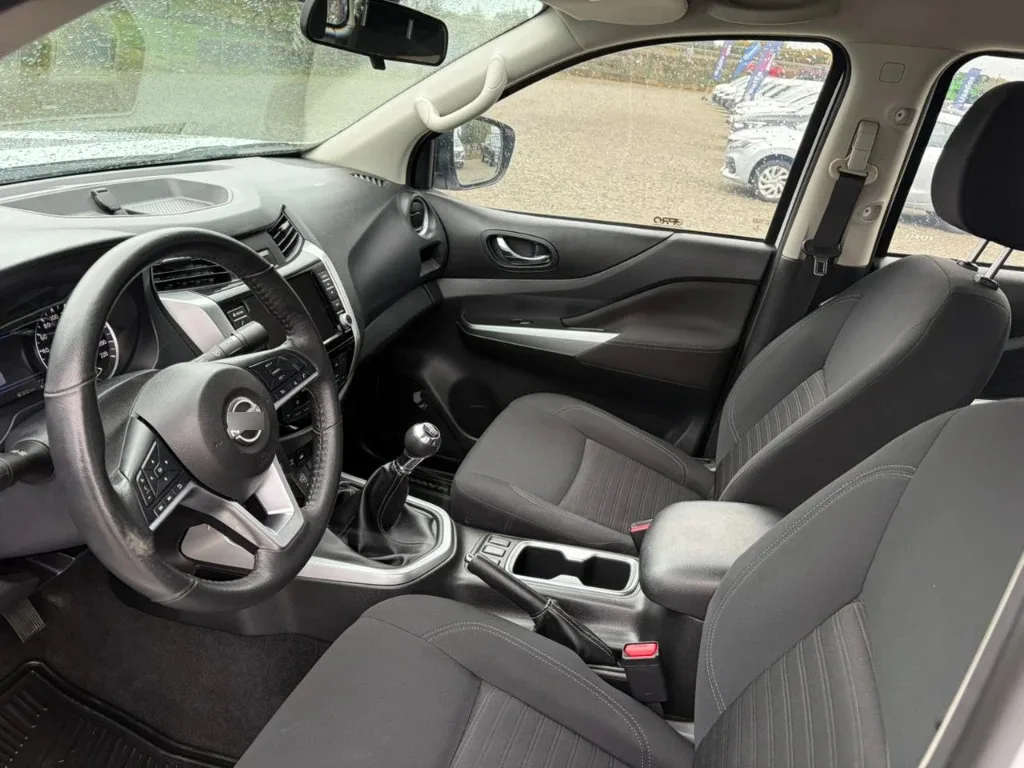 Nissan Navara D Cab Mt Xe 4x4 2.3 año 2023