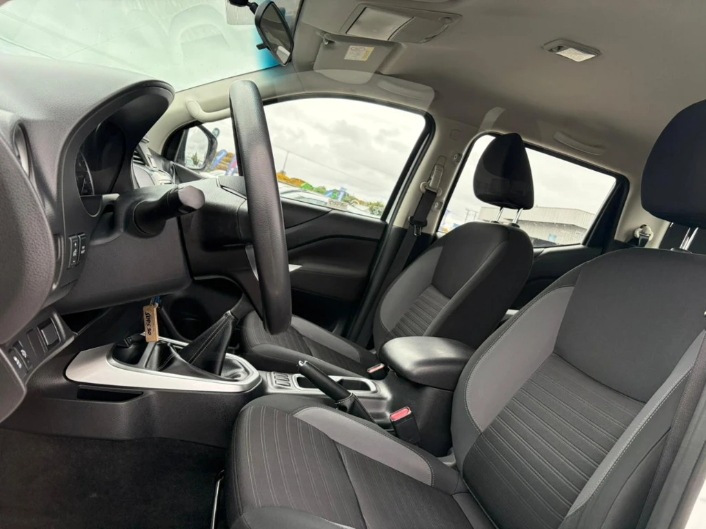 Nissan Navara D Cab Mt Se 4x4 2.3 año 2022