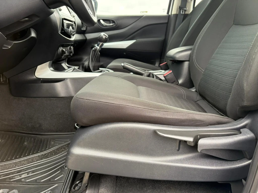 Nissan Navara D Cab Mt Xe 4x4 2.3 año 2023