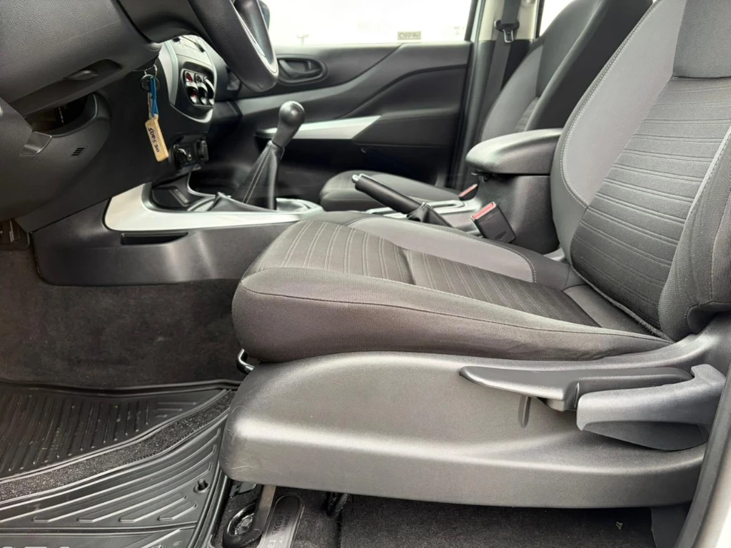 Nissan Navara D Cab Mt Se 4x4 2.3 año 2022