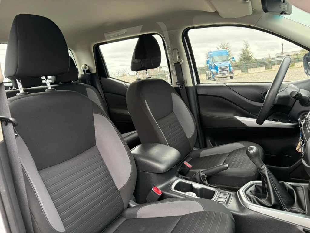 Nissan Navara D Cab Mt Se 4x4 2.3 año 2022