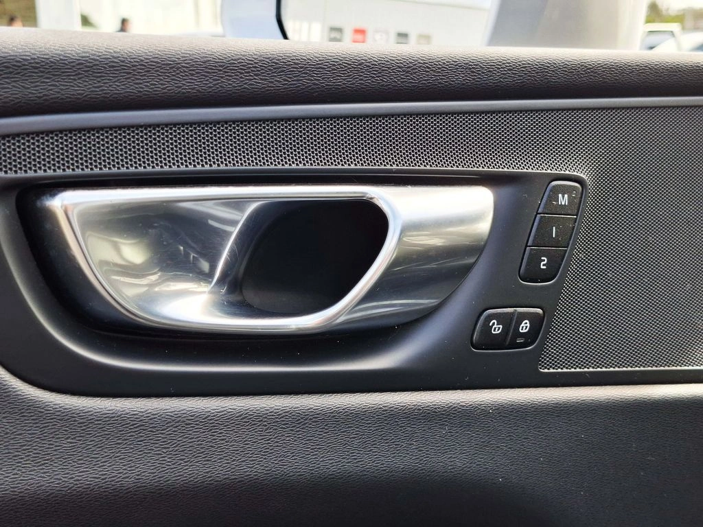 Volvo Xc60 2.0 T5 Momentum 4x4 At 5p año 2021