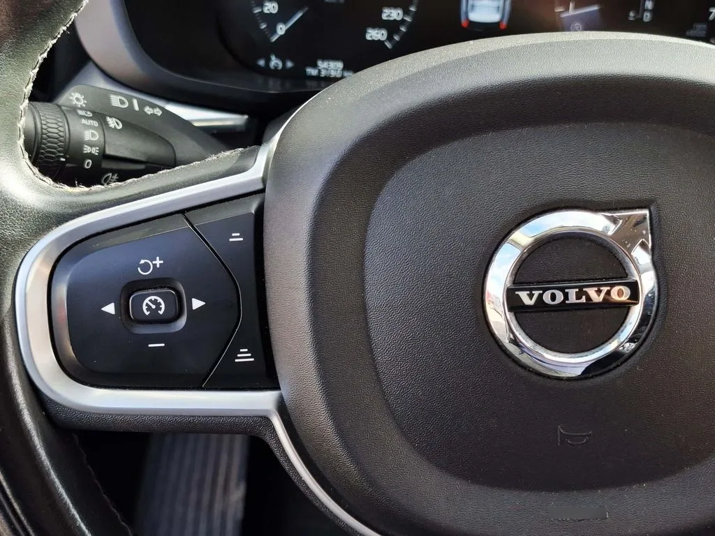 Volvo Xc60 2.0 T5 Momentum 4x4 At 5p año 2021