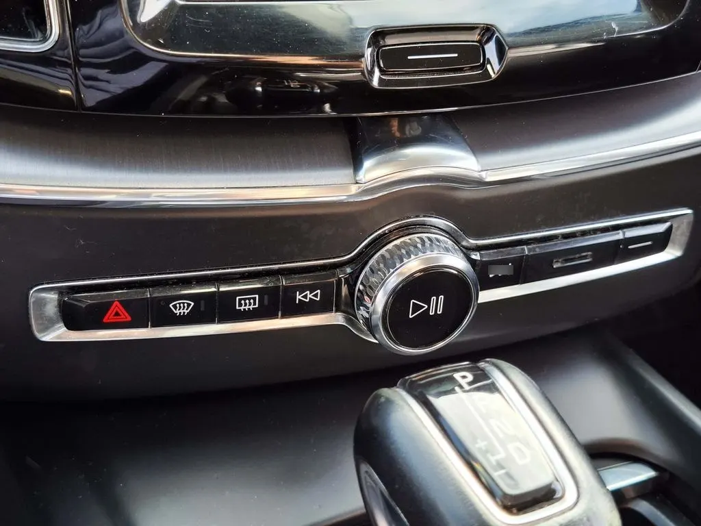 Volvo Xc60 2.0 T5 Momentum 4x4 At 5p año 2021