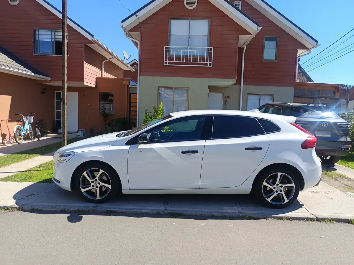 VOLVO V40 2.0 T4 At año 2020