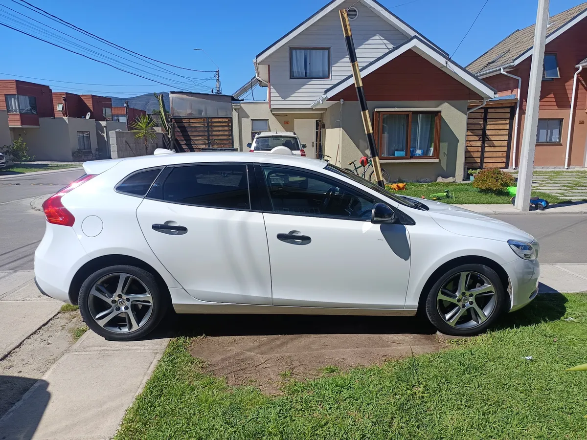 VOLVO V40 2.0 T4 At año 2020