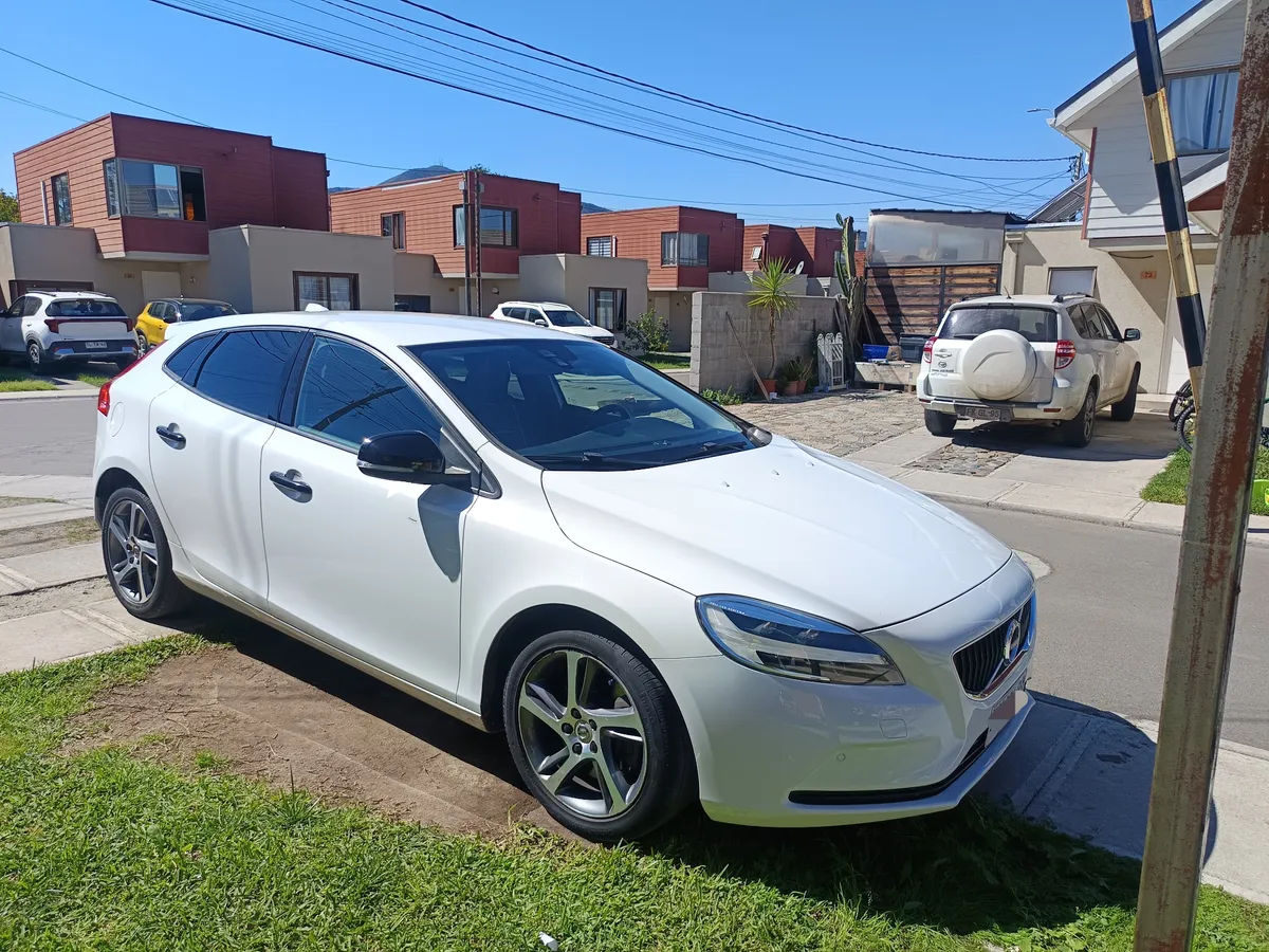 VOLVO V40 2.0 T4 At año 2020