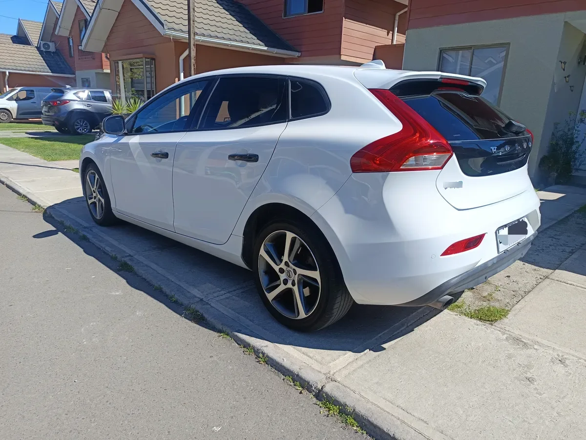 VOLVO V40 2.0 T4 At año 2020