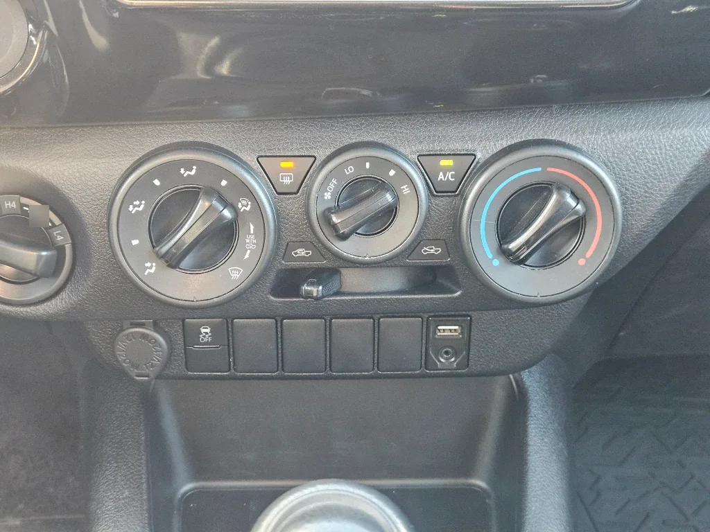 Toyota Hilux Dc 4x4 2.4 D Dx Mt año 2023
