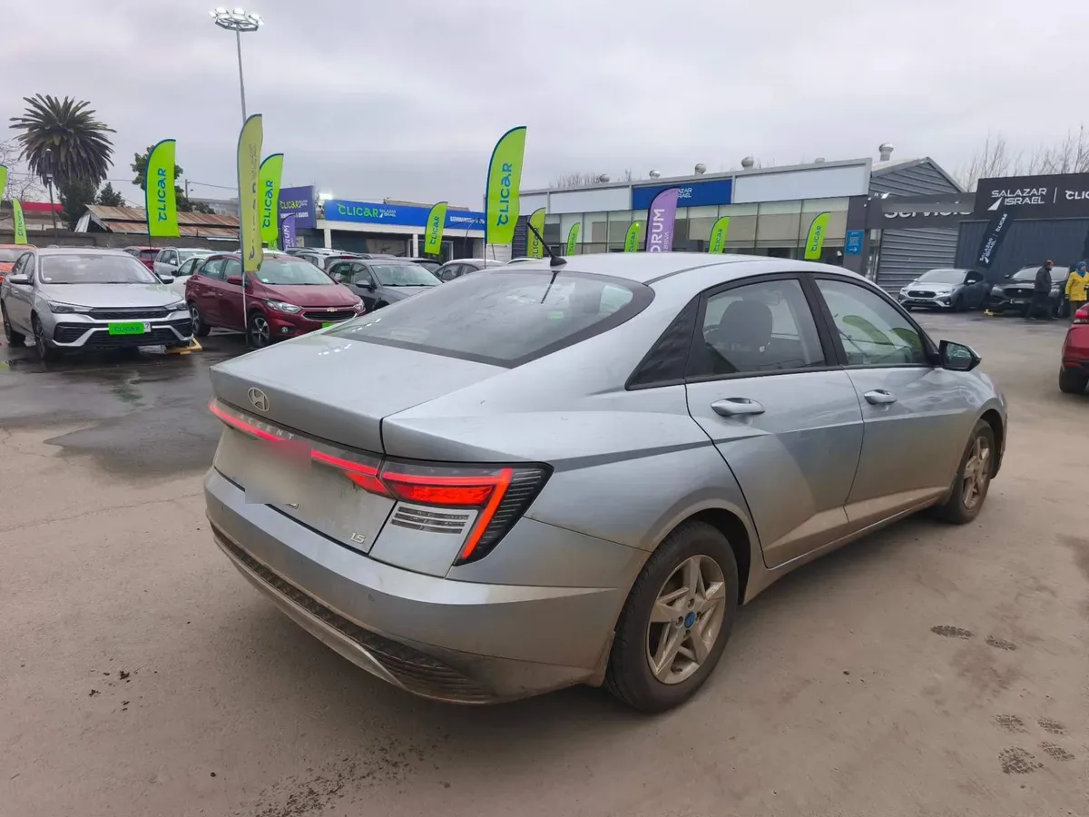 Hyundai Accent 1.5 Plus 4x2 Mt 4p año 2024
