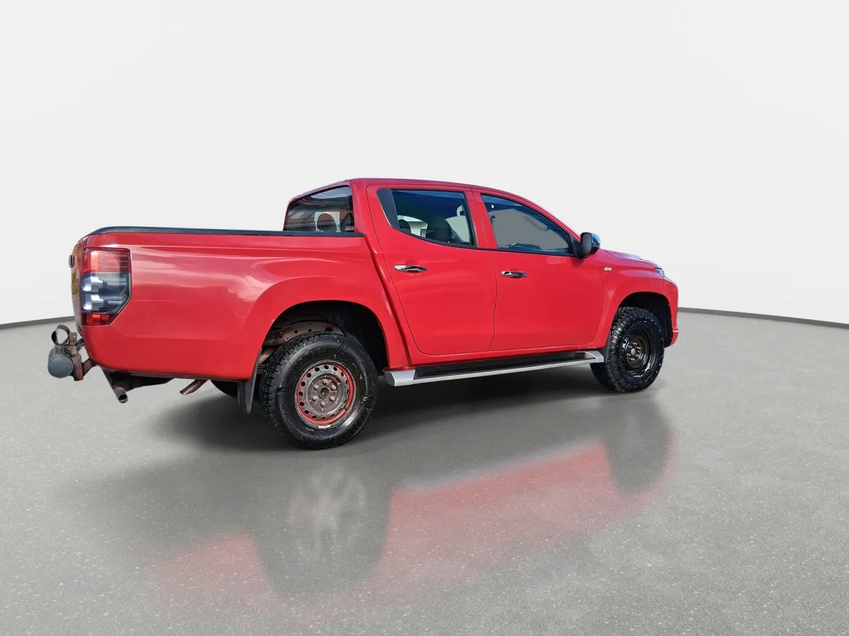 Mitsubishi L200 2.2 Katana Crt Diesel Dob. Cab. 4x4 Mt 4p año 2024