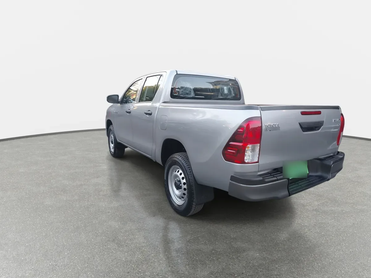 Toyota Hilux 2.4 Dx Diesel 4x2 Dob. Cab. Mt 4p año 2025