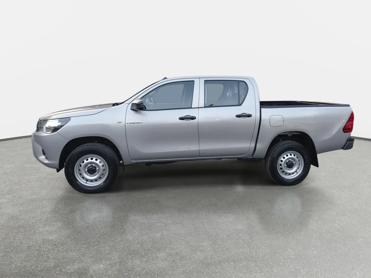 Toyota Hilux 2.4 Dx Diesel 4x2 Dob. Cab. Mt 4p año 2025