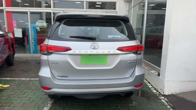 Toyota Fortunner 2.8 Sr5 Tdi Diesel 4x4 Mt 5p año 2024